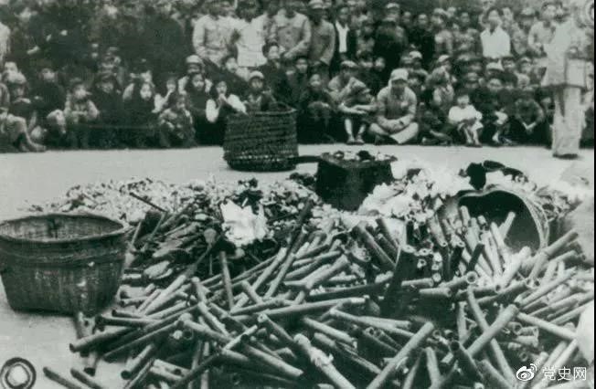 1950年2月24日，政務(wù)院發(fā)出《關(guān)于嚴禁鴉片煙毒的通令》。圖為政府收繳的煙具和賭具。