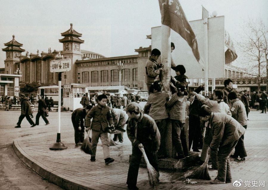 　　1981年2月25日，全國總工會(huì)等九個(gè)單位發(fā)出倡議，開展“五講四美”文明禮貌活動(dòng)。圖為北京鐵路一小的少先隊(duì)員在北京站西街打掃衛(wèi)生。