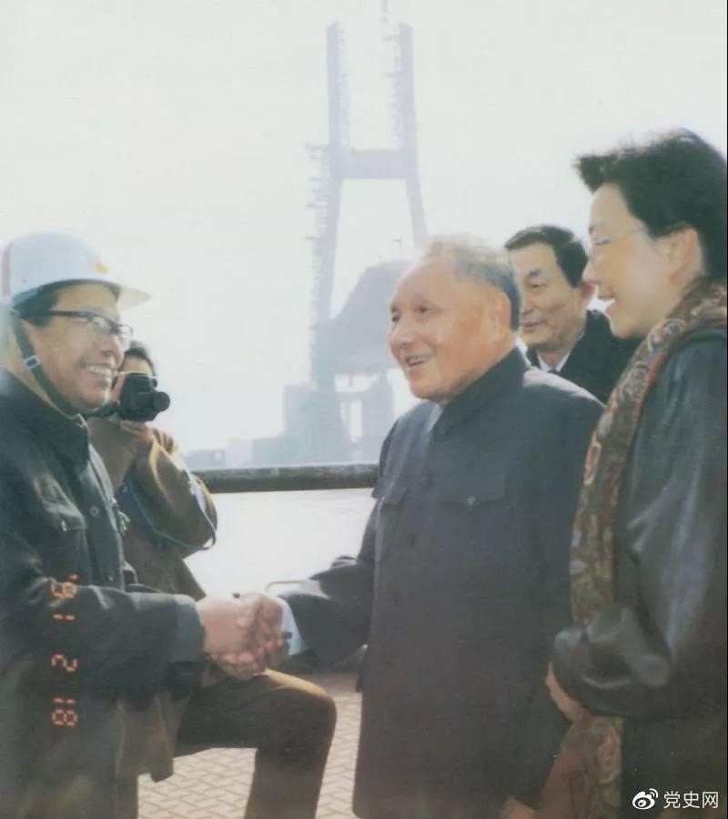 1991年2月18日，鄧小平視察上海南浦大橋工地時同大橋工程設計人員握手。