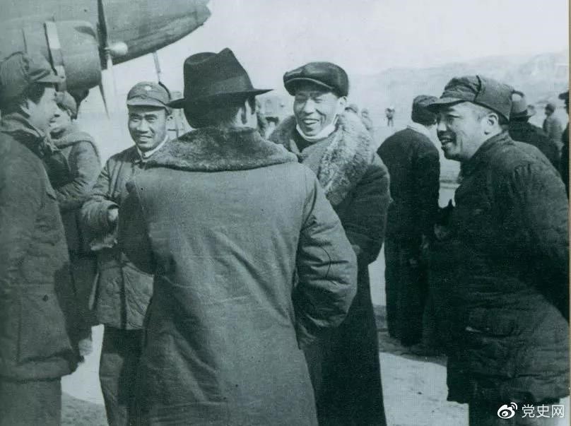 1946年2月19日，毛澤東等在延安機場迎接從重慶回延安匯報工作的周恩來。