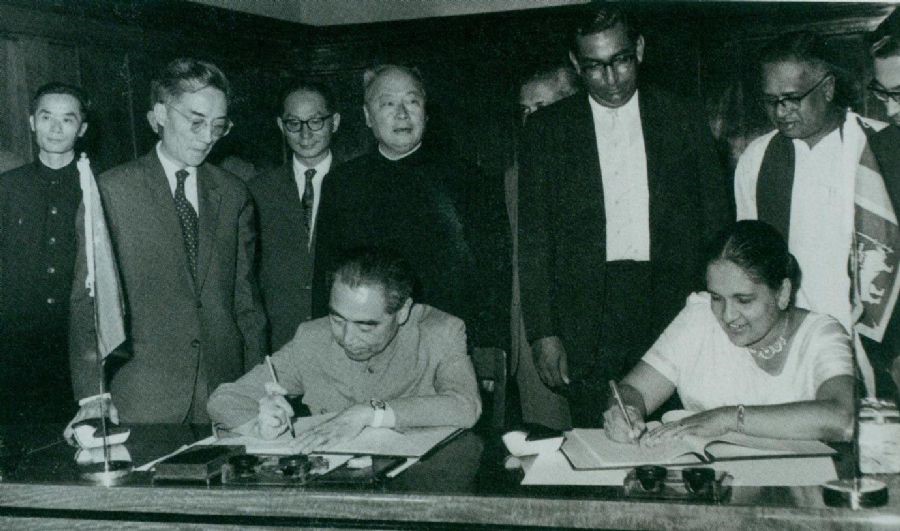 　　1964年2月26日至29日，周恩來訪問錫蘭（今斯里蘭卡）時(shí)，和總理西麗馬沃·班達(dá)拉奈克夫人簽署中錫聯(lián)合公報(bào)。