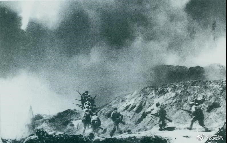 　　1948年2月28日至3月3日，西北野戰(zhàn)軍發(fā)起宜川戰(zhàn)役，殲滅國(guó)民黨軍2.9萬(wàn)余人，取得了轉(zhuǎn)入外線作戰(zhàn)后的第一個(gè)大勝利。圖為部隊(duì)攻占瓦子街。 