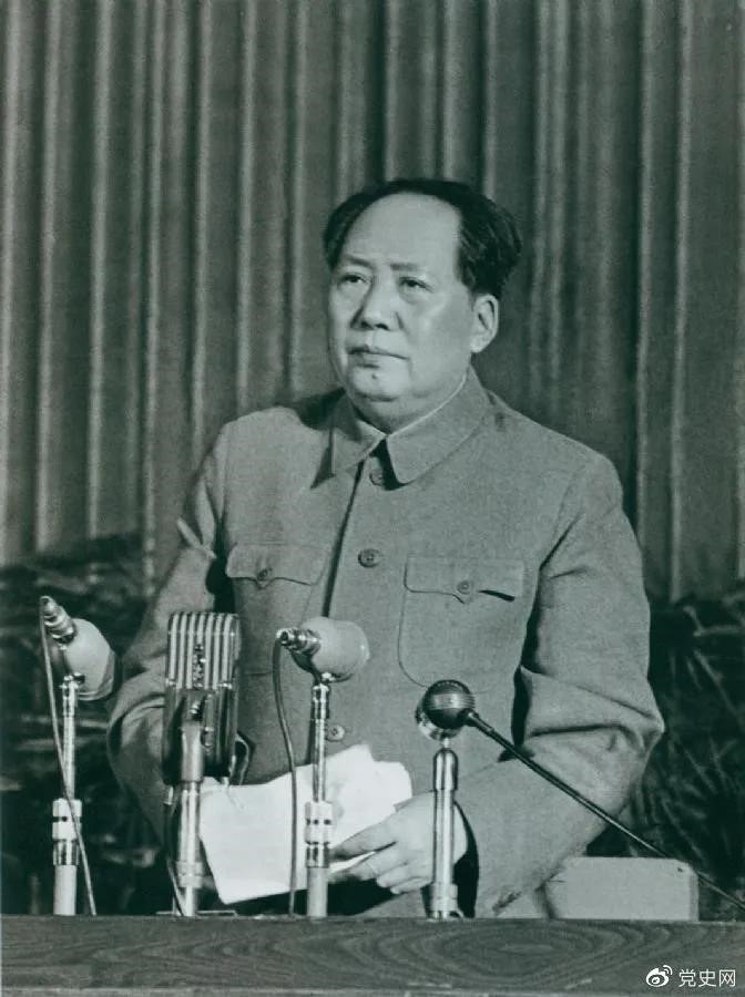 　　1957年2月27日，毛澤東在最高國(guó)務(wù)會(huì)議第十一次（擴(kuò)大）會(huì)議上發(fā)表《如何處理人民內(nèi)部的矛盾》（后改為《關(guān)于正確處理人民內(nèi)部矛盾的問(wèn)題》）講話。
