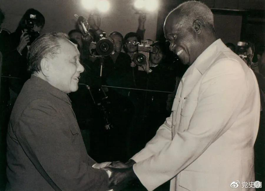 1988年3月1日，鄧小平在北京會見贊比亞總統(tǒng)肯尼斯·戴維·卡翁達。