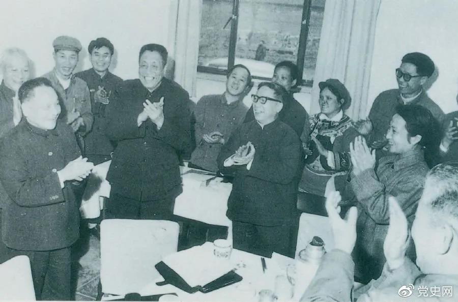 1978年3月2日，鄧小平到五屆全國人大一次會議云南和四川省代表團看望代表們。