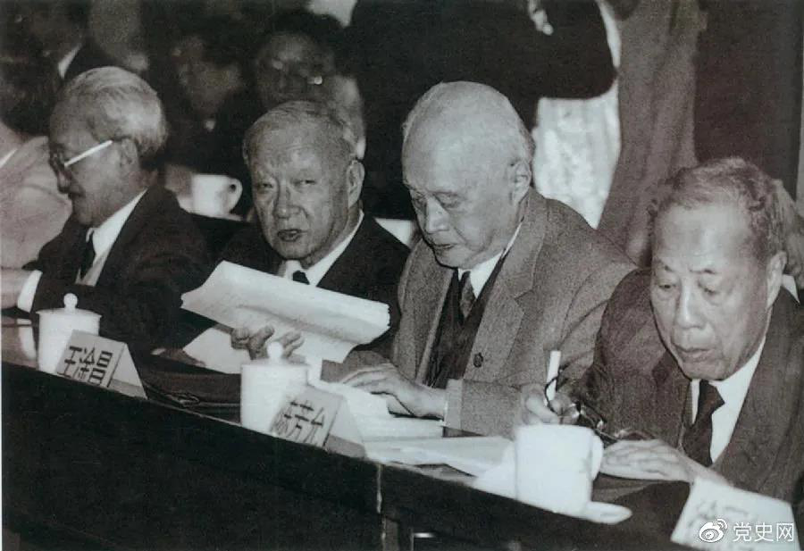1986年3月，由4位老科學(xué)家倡議，經(jīng)鄧小平批示，中國制定實施了高技術(shù)研究發(fā)展計劃。圖為“863”計劃的4位倡導(dǎo)人王大珩（左2）、王淦昌（左3）、楊嘉墀（左1）、陳芳允（左4）。