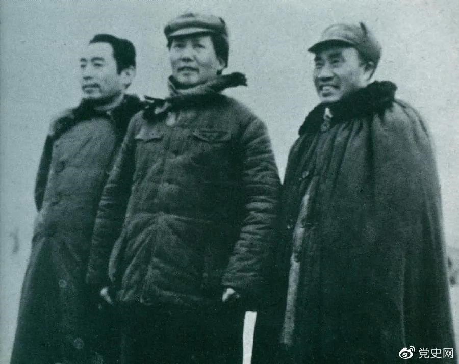 1946年3月4日，毛澤東和朱德、周恩來(lái)在延安機(jī)場(chǎng)。