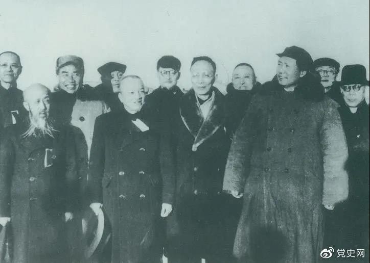 1949年3月，各界人士代表在北京西苑機場同毛澤東、朱德等留影。