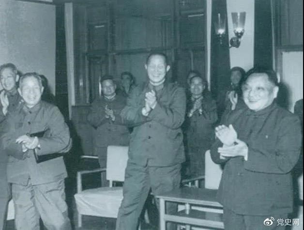1978年3月，鄧小平和參加五屆人大一次會(huì)議的解放軍代表在一起。