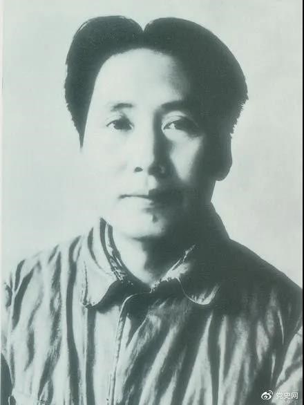 1940年3月11日  毛澤東在黨的高級干部會議上作題為《目前抗日統(tǒng)一戰(zhàn)線中的策略問題》的報告。