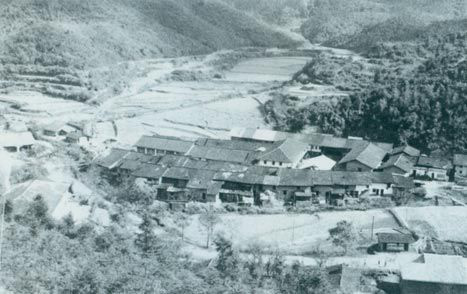 1929年3月14日，毛澤東同朱德指揮紅四軍進(jìn)攻長嶺寨，殲敵兩千余人，擊斃敵旅長郭鳳鳴，乘勝占領(lǐng)長汀城。圖為長嶺寨。