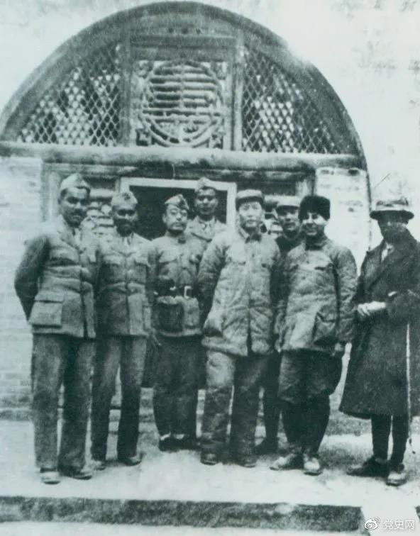 1939年3月15日，毛澤東在延安會(huì)見(jiàn)印度援華醫(yī)療隊(duì)全體人員。