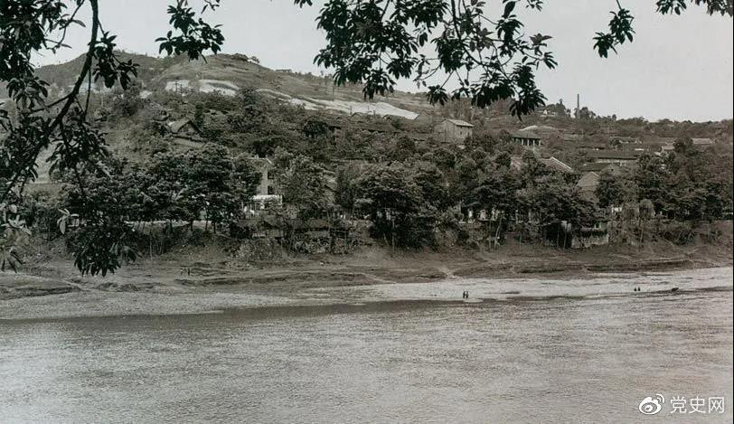 1935年3月16日至17日，紅一方面軍三渡赤水的渡口之一——茅臺渡口。