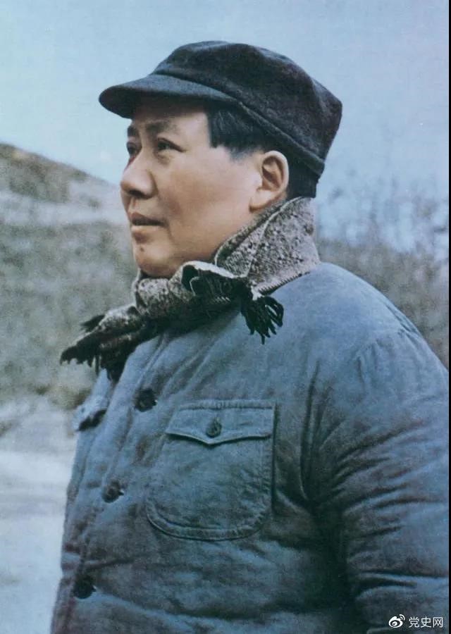 　　1947年3月18日，中共中央機(jī)關(guān)主動(dòng)撤離延安。毛澤東和周恩來、任弼時(shí)等繼續(xù)留在陜北，指揮全國人民解放戰(zhàn)爭(zhēng)。這是轉(zhuǎn)戰(zhàn)陜北前夕的毛澤東。