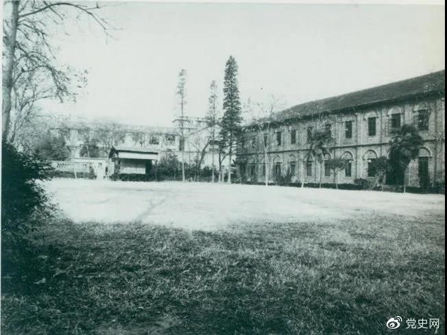 　　1927年3月18日，毛澤東出席在武昌舉行的河南武裝農(nóng)民代表大會(huì)，并作湖南農(nóng)運(yùn)狀況報(bào)告。圖為大會(huì)會(huì)場(chǎng)——武昌農(nóng)講所大操場(chǎng)。