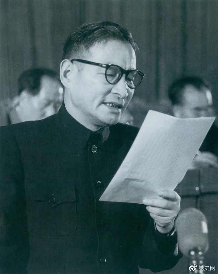 1955年3月21日，陳云在中國共產黨全國代表會議上作關于發(fā)展國民經濟的第一個五年計劃的報告。