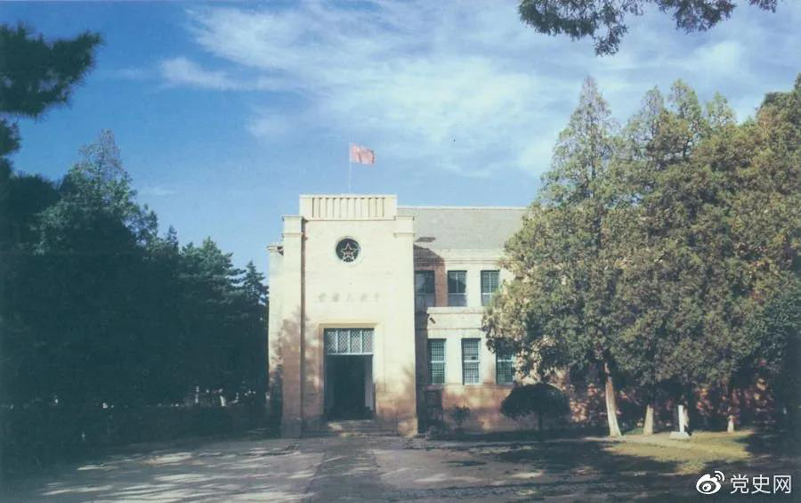 楊家?guī)X革命舊址，位于延安城西北約3公里，是中共中央1938年11月至1947年3月的所在地。