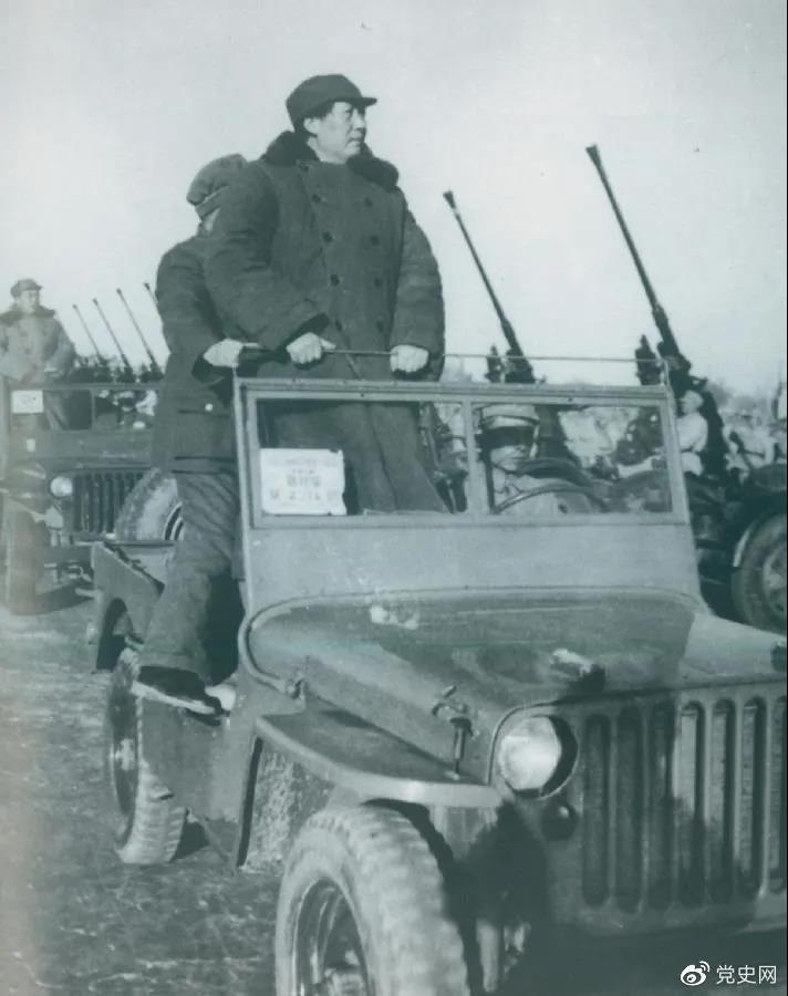 1949年3月25日，毛澤東在北平西苑機(jī)場(chǎng)檢閱部隊(duì)。