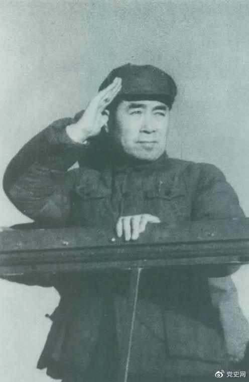 1949年3月，中共中央進(jìn)入北平。圖為周恩來在北平機(jī)場(chǎng)檢閱部隊(duì)。