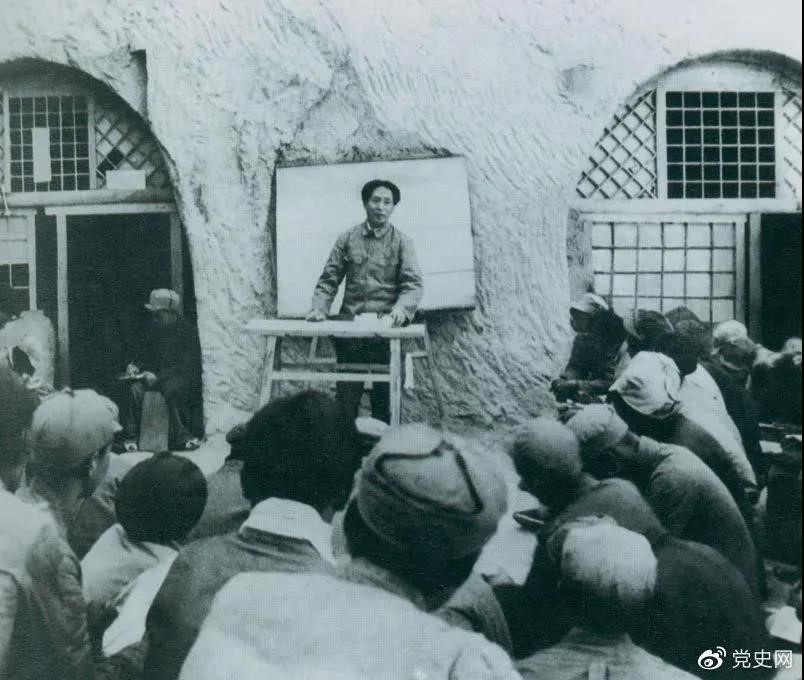 1938年4月，毛澤東在魯迅藝術學院講演。