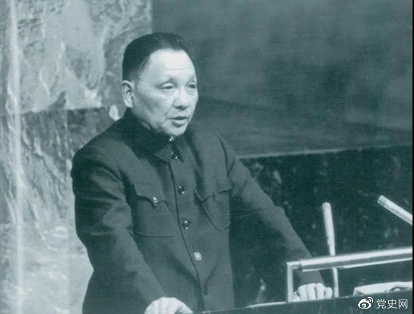 1974年4月10日，鄧小平在聯(lián)合國(guó)大會(huì)第六屆特別會(huì)議上發(fā)言。