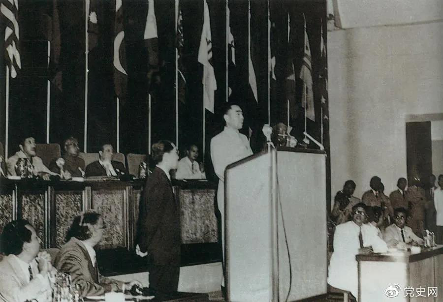 1955年4月18日，亞非會(huì)議在萬(wàn)隆開幕。圖為19日周恩來在會(huì)議上發(fā)言。