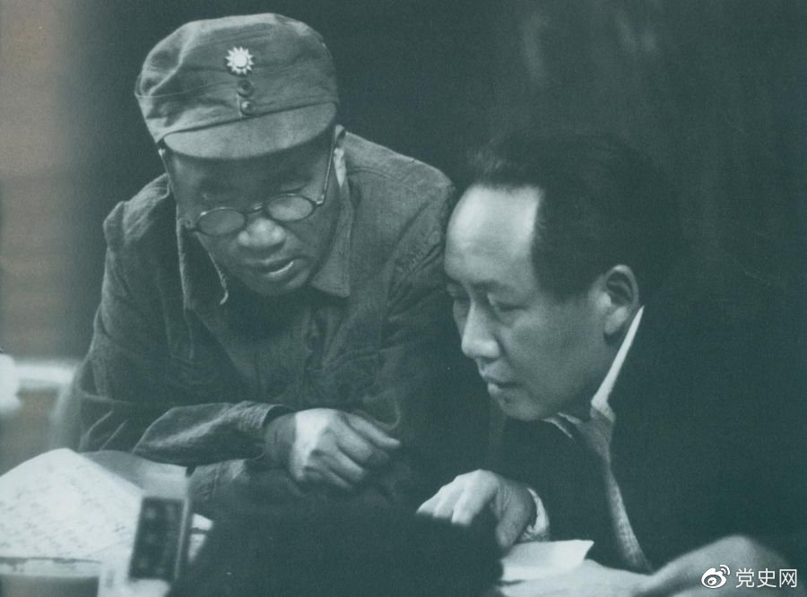 1945年4月，毛澤東和朱德在中國(guó)共產(chǎn)黨第七次全國(guó)代表大會(huì)上。