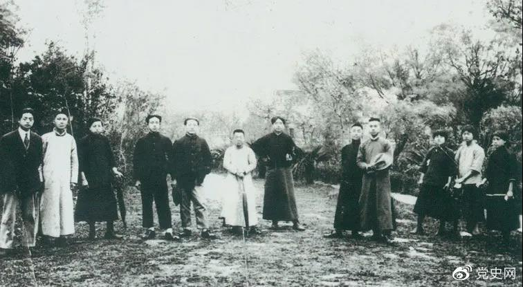 1920年5月8日，新民學(xué)會部分會員在上海半淞園合影。左七為毛澤東。