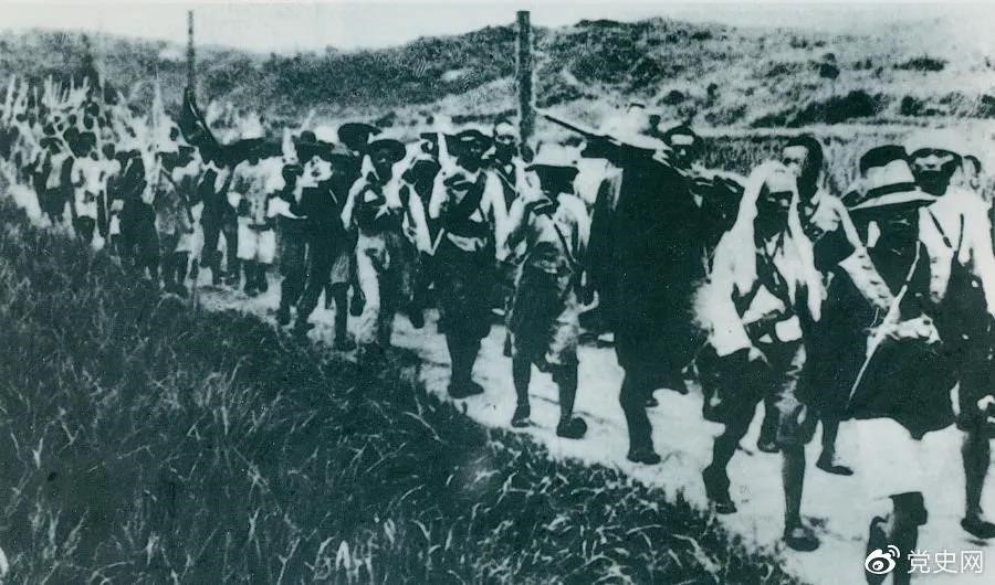 　　1931年5月16日至31日，紅一方面軍在毛澤東、朱德指揮下，連續(xù)打了5個勝仗，殲敵3萬余人，繳槍2萬余支，打退了國民黨軍隊的第二次“圍剿”。圖為行軍中的紅軍。