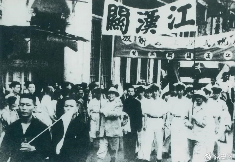 1949年5月17日，第四野戰(zhàn)軍解放武漢。圖為武漢人民歡慶解放。