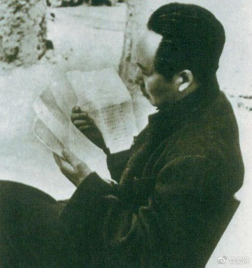 　　1946年6月，國民黨撕毀停戰(zhàn)協(xié)定和政協(xié)決議，挑起全面內(nèi)戰(zhàn)。這是毛澤東在延安審閱有關(guān)自衛(wèi)反擊的電報(bào)。