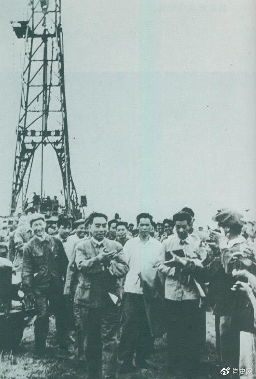 1962年6月，周恩來(lái)到大慶視察，這是在1202鉆井隊(duì)現(xiàn)場(chǎng)參觀。 