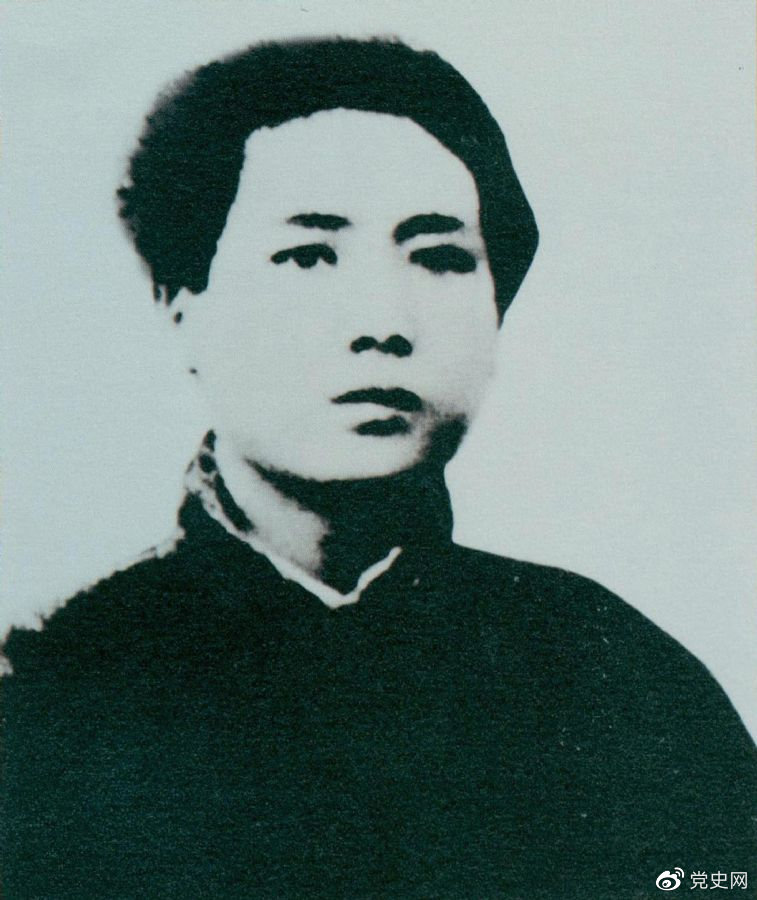 1921年7月，毛澤東赴上海參加中國共產黨第一次代表大會，成為黨的創(chuàng)始人之一。