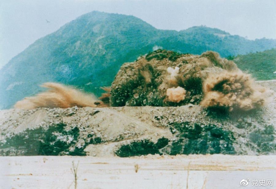 1979年7月20日，深圳蛇口工業(yè)區(qū)的建設(shè)者點(diǎn)燃開(kāi)山炮時(shí)的場(chǎng)面。