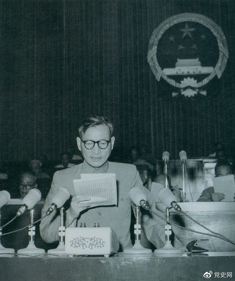 1955年7月，陳云在一屆全國人大二次會議上作堅持和改進糧食統(tǒng)購統(tǒng)銷工作的報告。