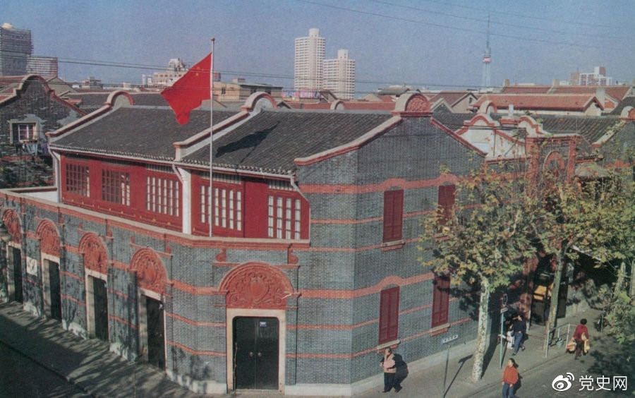 1921年7月23日 中國(guó)共產(chǎn)黨第一次全國(guó)代表大會(huì)在上海法租界望志路106號(hào)（今興業(yè)路76號(hào)）開幕。最后一天的會(huì)議轉(zhuǎn)移到浙江嘉興南湖的游船上舉行。 圖為中共一大會(huì)址。