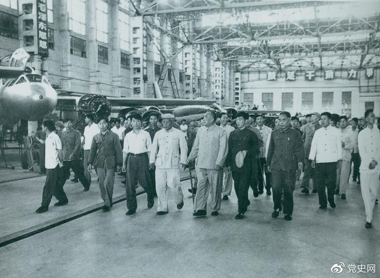 1964年7月31日，朱德視察哈爾濱飛機(jī)制造廠。