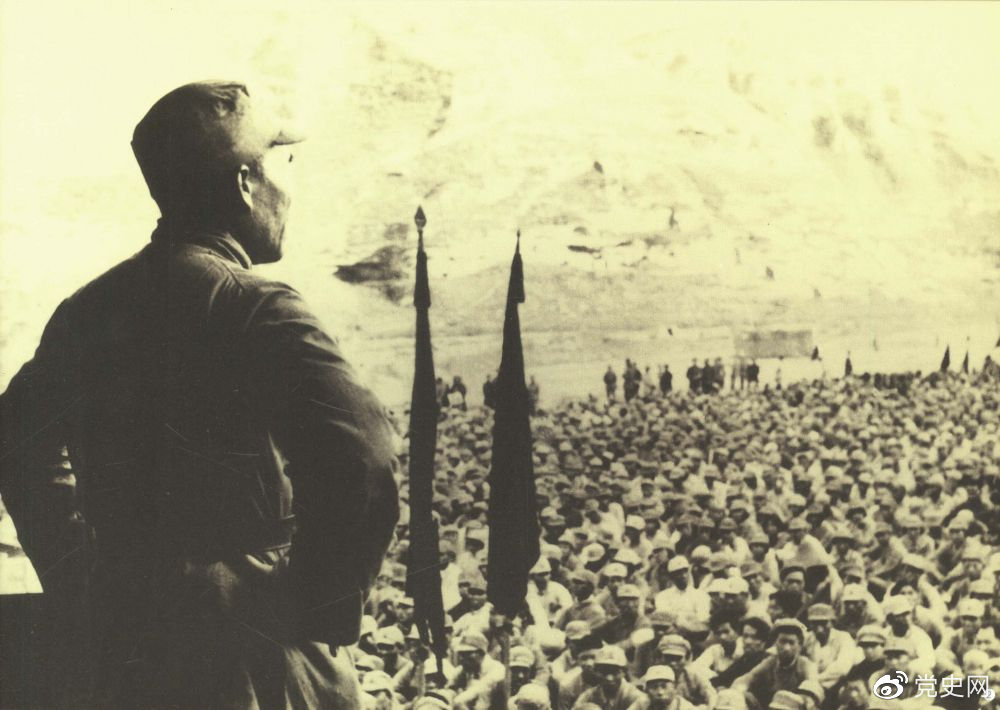 1937年8月后，朱德任中共中央軍委副主席、中央軍委華北軍分會書記、國民革命軍第八路軍總指揮（后為第十八集團軍總司令），指揮八路軍開赴華北抗日前線。圖為朱德對即將開赴前線的八路軍將士講話。