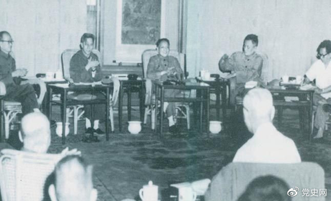 1977年8月4日—8日，鄧小平主持召開科學和教育工作座談會。