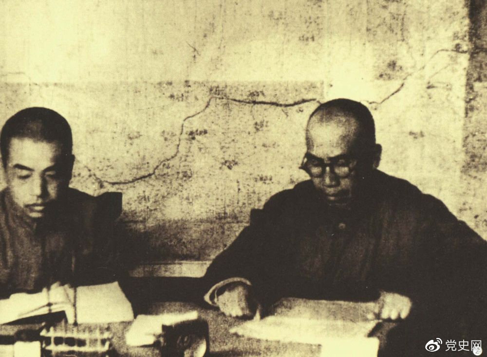 1945年8月，彭德懷任中央軍委副主席兼總參謀長(zhǎng)，協(xié)助毛澤東、朱德指揮對(duì)日軍的大反攻。圖為朱德和彭德懷在延安。
