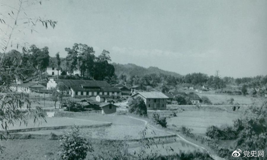 1934年8月，任弼時等率紅六軍團9700余人，從橫石和新江口出發(fā)，開始西征。圖為江西遂川縣橫石。