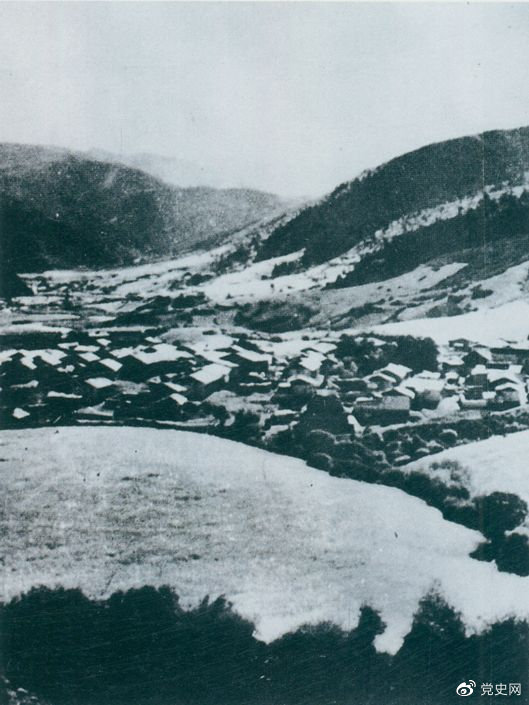 1935年8月20日，中共中央政治局在毛兒蓋召開會(huì)議，作出了《關(guān)于目前戰(zhàn)略方針之補(bǔ)充決定》，再次重申兩河口會(huì)議關(guān)于北上的戰(zhàn)略方針。圖為毛兒蓋。
