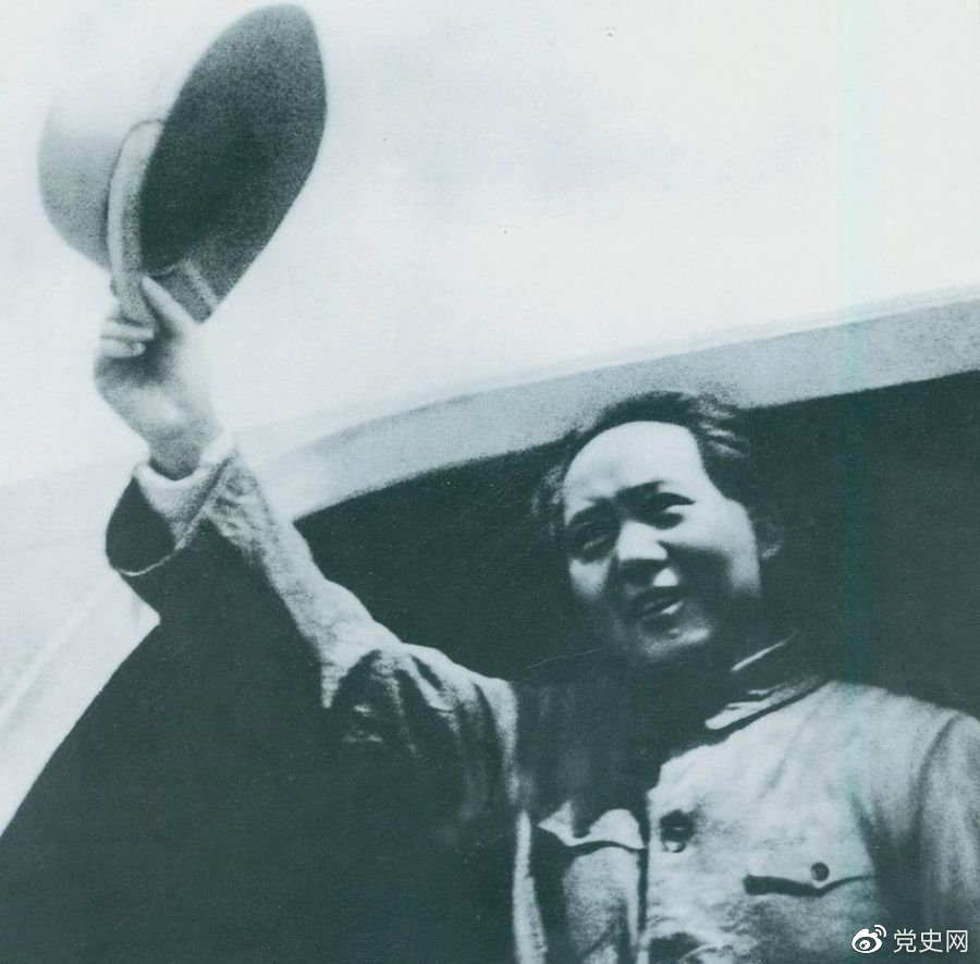 1945年8月28日，毛澤東飛赴重慶時(shí)，向前來(lái)歡送的延安軍民揮手告別。