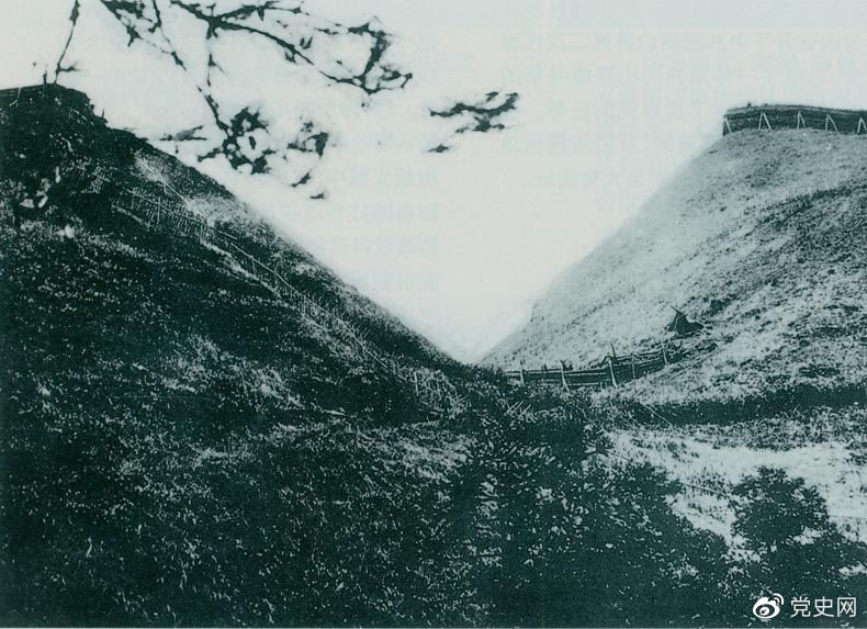 井岡山黃洋界哨口。1928年8月30日，紅軍以不足一個營的兵力，在這里擊退湘贛敵軍的進攻，取得黃洋界保衛(wèi)戰(zhàn)的勝利。至11月，紅軍又打破了兩省敵軍對井岡山根據(jù)地的第二次“會剿”。