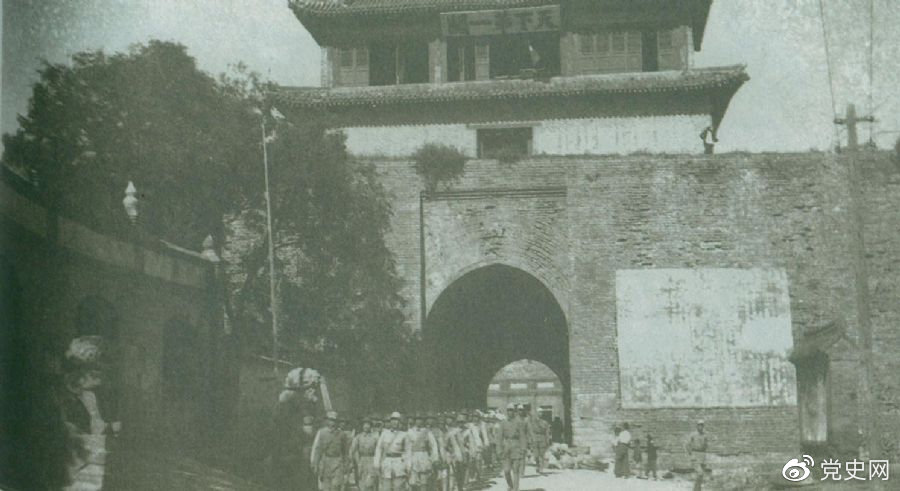 1945年8月下旬，八路軍解放山海關(guān)。