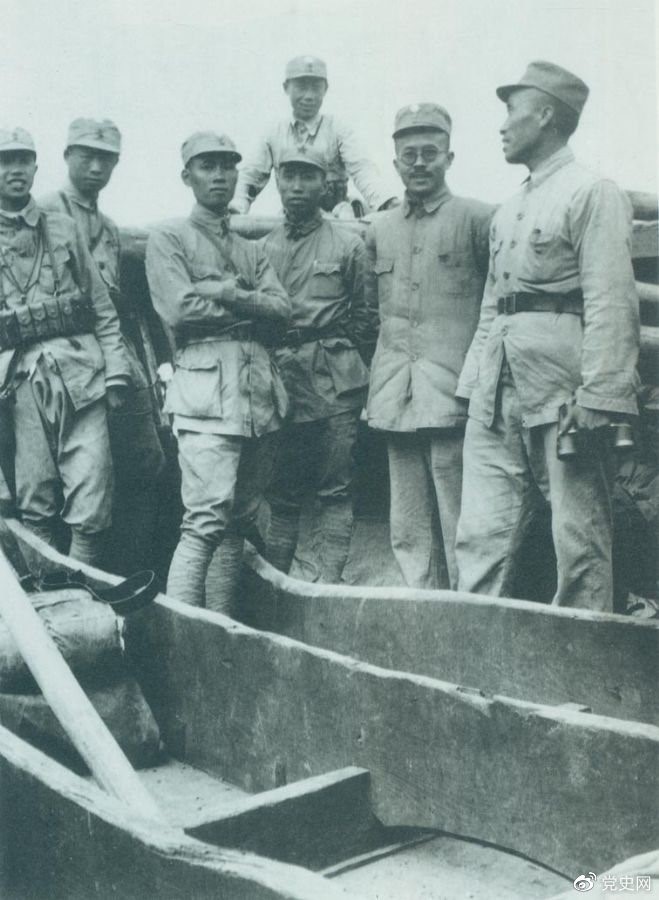 1937年9月，八路軍部分領(lǐng)導(dǎo)人率部東渡黃河，開(kāi)赴抗日前線(xiàn)。圖為渡船上的八路軍領(lǐng)導(dǎo)人，前排右起：朱德、任弼時(shí)、左權(quán)。