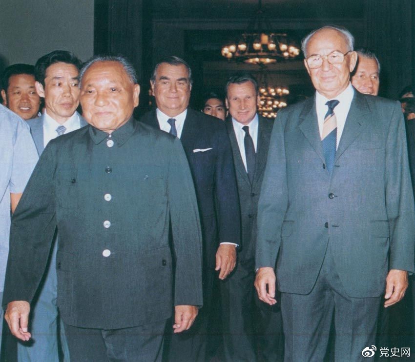 1988年9月5日，鄧小平在會(huì)見捷克斯洛伐克總統(tǒng)胡薩克時(shí)提出科學(xué)技術(shù)是第一生產(chǎn)力。